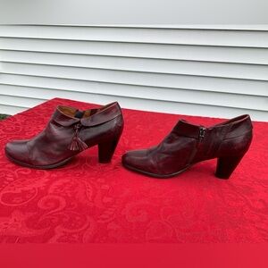 Regarde Le Ciel leather heeled ankle bootie size 40‎ 8.5 spring summer tassel